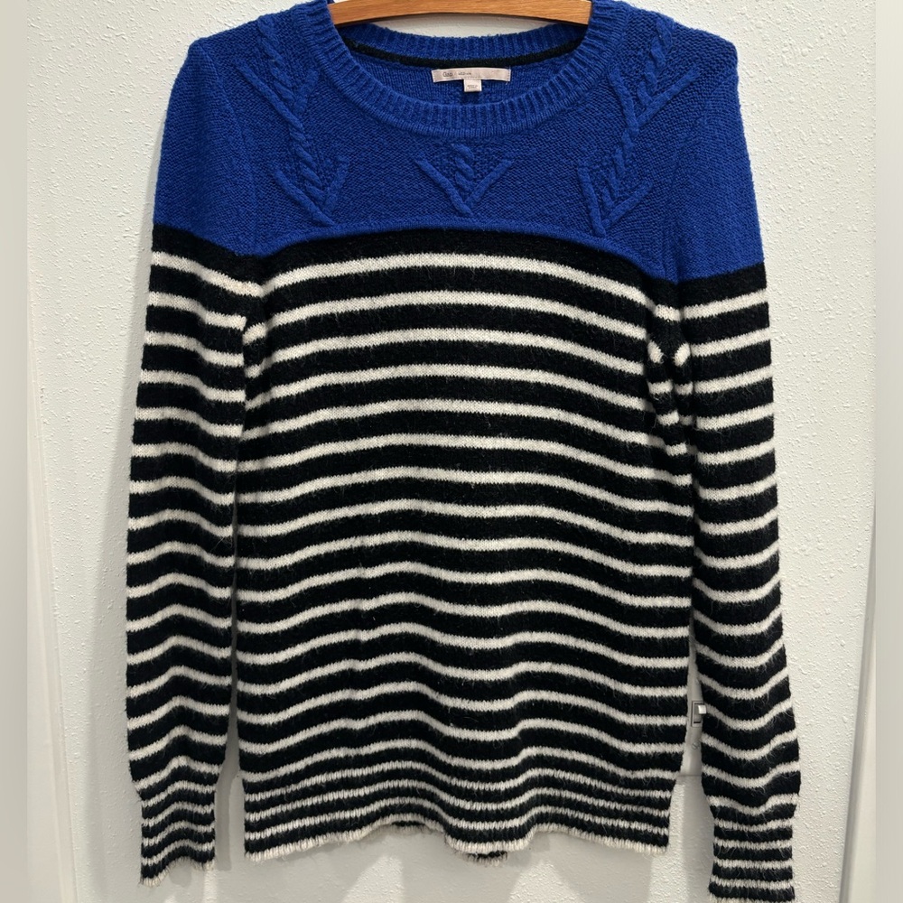 Women’s Gap Sweater Size Medium Crewneck Striped Navy Black and White